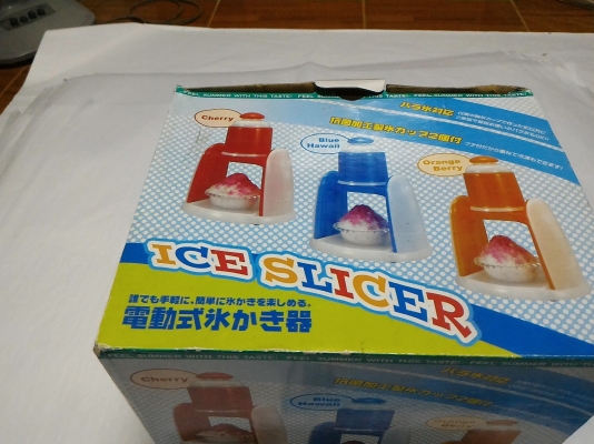 เครื่องปั่นน้ำแข็งให้เป็นเกร็ดๆ เพื่อทำน้ำแข็งไสใช้ไฟ 100 V. เป็นของใหม่