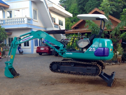 KOMATSU  25 รุ่น 7 (คอลโทนสั้นนำ้มัน)  มี VDOให้ชม  (แทรคเหล็กใหม่มือ 1)มีเอกสาร ติดต่อ 085-5632278 (ราคาต่อรองได้)
