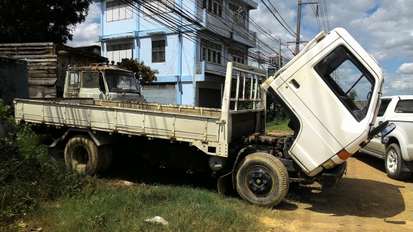 ขายISUZU NPR 115  แรงเครื่องเกียร์สีเดิมทั้งคันน็อตล้อ 6 ตัวยางดีกระบะยาว 4.3 เมตร