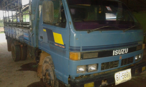 หกล้อ อีซซู NPR115 ห้างเกียร์สั่น สภาพเดิมๆพร้อมใช้งาน ทะเบียนพร้อมโอน  ดูรถได้ที่ บ.ท่าสองคอน จ.มหาสารคาม