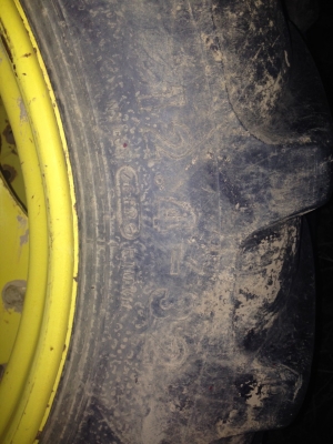 กะทะล้อ 8 รู สภาพดีพร้อมยาง 12.4*32  ขาย10000เท่านั้นครับ