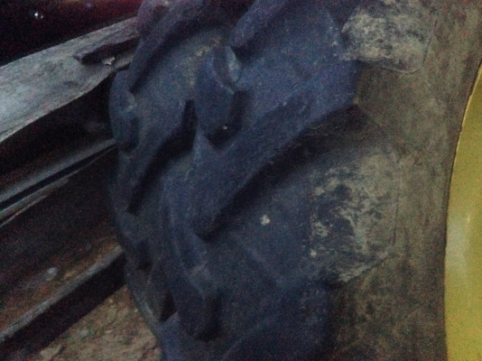 กะทะล้อ 8 รู สภาพดีพร้อมยาง 12.4*32  ขาย10000เท่านั้นครับ