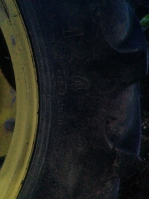 กะทะล้อ 8 รู สภาพดีพร้อมยาง 12.4*32  ขาย10000เท่านั้นครับ