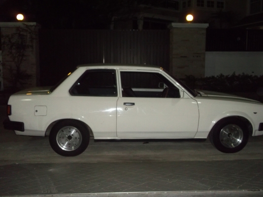 TOYOTA KE70 Retro Classiccar 2 ประตู TOYOTA KE70 Retro Classiccar 2 ประตู