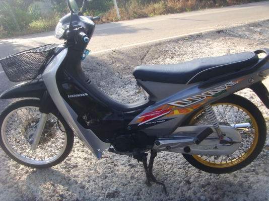 นายหมูแปลงยาวขาย  Honda  wave  100  เครื่องดีสีสวยขายราคา  15500