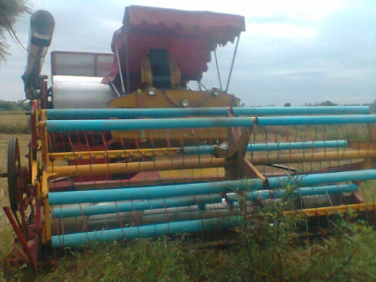 ขายรถเกี่ยวข้าวแบบอุ้มปรับระดับขวาราคาถูก   ศักดิ์พัฒนา