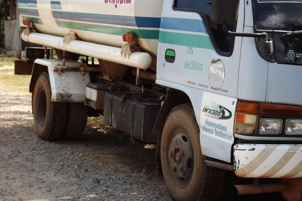 ขายด่วนรถน้ำมัน  6000 ลิตร มีมิตรเตอร์ 2 หัวจ่าย โหลดล่าง สภาพดีมาก