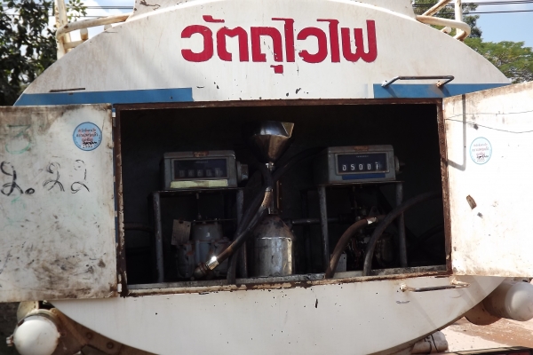 ขายด่วนรถน้ำมัน  6000 ลิตร มีมิตรเตอร์ 2 หัวจ่าย โหลดล่าง สภาพดีมาก