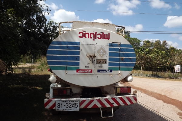 ขายด่วนรถน้ำมัน  6000 ลิตร มีมิตรเตอร์ 2 หัวจ่าย โหลดล่าง สภาพดีมาก