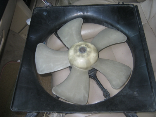 ขายพัดลมระบายความร้อนใช้ได้กับรถทุกรุ่น