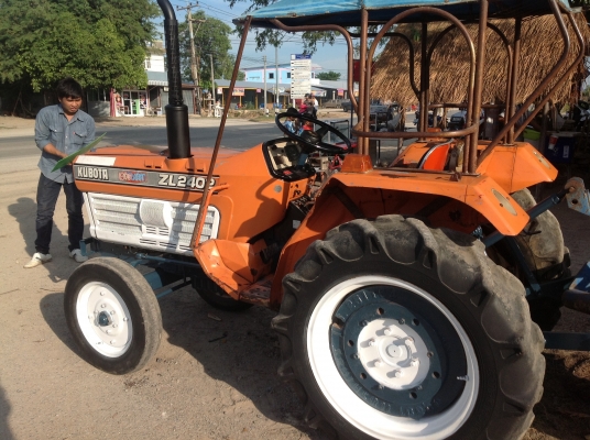 ปัญญาแทรคเตอร์มาแล้ว..คูโบต้า ZL2402 เพลาเดียว พร้อมผาน 5ด่วน ติดต่อ ช่างนัน 089-0872986