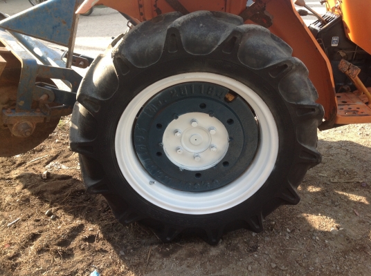 ปัญญาแทรคเตอร์มาแล้ว..คูโบต้า ZL2402 เพลาเดียว พร้อมผาน 5ด่วน ติดต่อ ช่างนัน 089-0872986