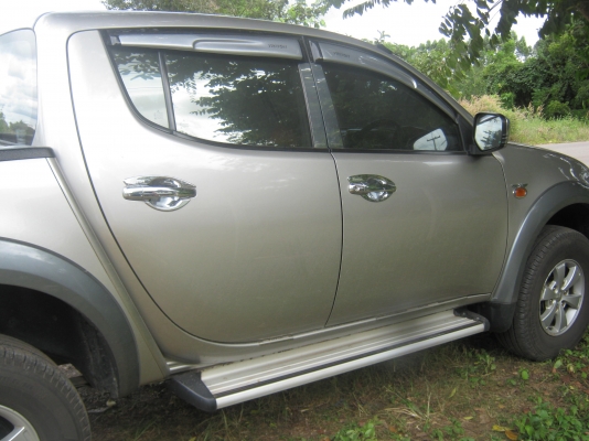 มิตซูบิชิไทรทันพลัส 4 ประตู