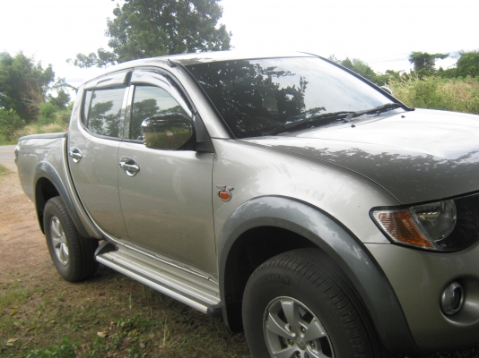 มิตซูบิชิไทรทันพลัส 4 ประตู