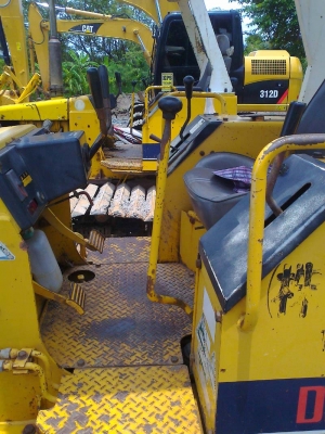 Komatsu D20-6 ขาตรงแรงดีมาก สภาพไม่มีเยิ้มพร้อมลงงานได้เลย Komatsu D20-6 ขาตรงแรงดีมาก สภาพไม่มีเยิ้มพร้อมลงงานได้เลย