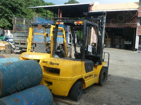 รถฟอร์คลิฟต์ ยี่ห้อ TOYOTA รุ่น FD25(ขายรวม 2 คัน)