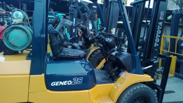 รถยกโตโยต้ารุ่น 7 น้ำหนักยก 2.5 ตัน เสาสูง 4.5 เมตร เครื่องเบนซินติดแก๊ส แผงงาสไลด์