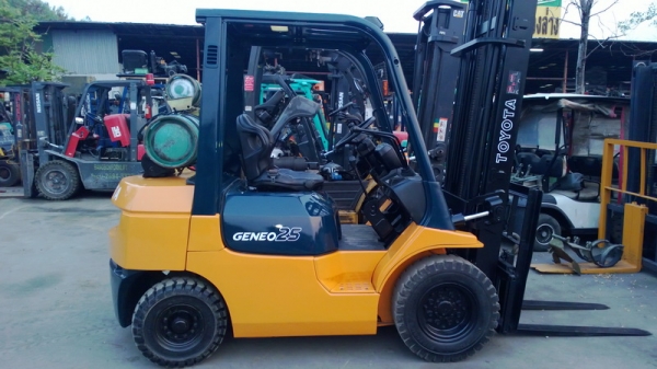 รถยกโตโยต้ารุ่น 7 น้ำหนักยก 2.5 ตัน เสาสูง 4.5 เมตร เครื่องเบนซินติดแก๊ส แผงงาสไลด์