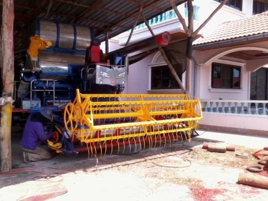 ขายแล้วครับ ไปเชียงราย ส่งเรียบร้อย สามชุก 12 HT(นอก) JO+turbo(~250 แรง) ปั้ม DYKIN 22 เลดทั้งคัน อุ้ม 2.5 ตัน ท่อส่งข้าวปรับระดับ ใช้ได้สองระบบ ทั้งรองกระสอบและอุ้ม