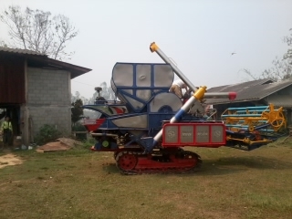 ขายแล้วครับ ไปเชียงราย ส่งเรียบร้อย สามชุก 12 HT(นอก) JO+turbo(~250 แรง) ปั้ม DYKIN 22 เลดทั้งคัน อุ้ม 2.5 ตัน ท่อส่งข้าวปรับระดับ ใช้ได้สองระบบ ทั้งรองกระสอบและอุ้ม