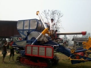 ขายแล้วครับ ไปเชียงราย ส่งเรียบร้อย สามชุก 12 HT(นอก) JO+turbo(~250 แรง) ปั้ม DYKIN 22 เลดทั้งคัน อุ้ม 2.5 ตัน ท่อส่งข้าวปรับระดับ ใช้ได้สองระบบ ทั้งรองกระสอบและอุ้ม