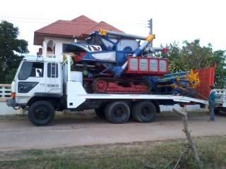 ขายแล้วครับ ไปเชียงราย ส่งเรียบร้อย สามชุก 12 HT(นอก) JO+turbo(~250 แรง) ปั้ม DYKIN 22 เลดทั้งคัน อุ้ม 2.5 ตัน ท่อส่งข้าวปรับระดับ ใช้ได้สองระบบ ทั้งรองกระสอบและอุ้ม