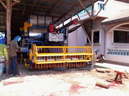 ขายแล้วครับ ไปเชียงราย ส่งเรียบร้อย สามชุก 12 HT(นอก) JO+turbo(~250 แรง) ปั้ม DYKIN 22 เลดทั้งคัน อุ้ม 2.5 ตัน ท่อส่งข้าวปรับระดับ ใช้ได้สองระบบ ทั้งรองกระสอบและอุ้ม