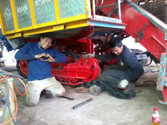 ขายแล้วครับ ไปเชียงราย ส่งเรียบร้อย สามชุก 12 HT(นอก) JO+turbo(~250 แรง) ปั้ม DYKIN 22 เลดทั้งคัน อุ้ม 2.5 ตัน ท่อส่งข้าวปรับระดับ ใช้ได้สองระบบ ทั้งรองกระสอบและอุ้ม