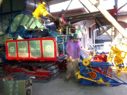 ขายแล้วครับ ไปเชียงราย ส่งเรียบร้อย สามชุก 12 HT(นอก) JO+turbo(~250 แรง) ปั้ม DYKIN 22 เลดทั้งคัน อุ้ม 2.5 ตัน ท่อส่งข้าวปรับระดับ ใช้ได้สองระบบ ทั้งรองกระสอบและอุ้ม