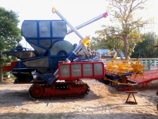 ขายแล้วครับ ไปเชียงราย ส่งเรียบร้อย สามชุก 12 HT(นอก) JO+turbo(~250 แรง) ปั้ม DYKIN 22 เลดทั้งคัน อุ้ม 2.5 ตัน ท่อส่งข้าวปรับระดับ ใช้ได้สองระบบ ทั้งรองกระสอบและอุ้ม