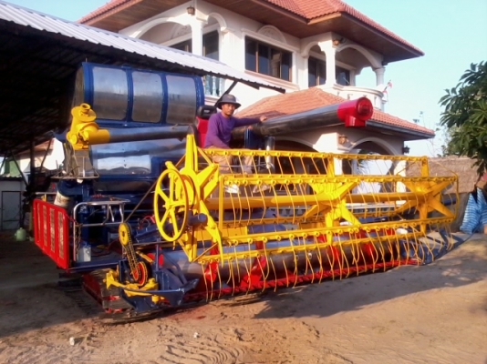 ขายแล้วครับ ไปเชียงราย ส่งเรียบร้อย สามชุก 12 HT(นอก) JO+turbo(~250 แรง) ปั้ม DYKIN 22 เลดทั้งคัน อุ้ม 2.5 ตัน ท่อส่งข้าวปรับระดับ ใช้ได้สองระบบ ทั้งรองกระสอบและอุ้ม