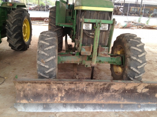 ขายรถไถจอร์นเดียรุ่่น 6603 121 แรงม้าขับเคลื่อน 4 ล้อสภาพใหม่ไม่ค่อยใช้สภาพดีมากครับ