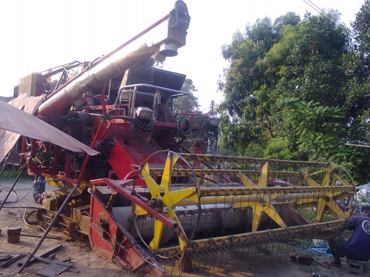 ขายรถเกี่ยวนวดข้าว รุ่น ไวไฟ2002