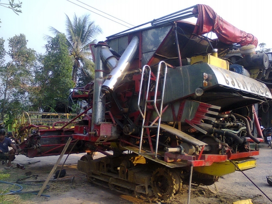 ขายรถเกี่ยวนวดข้าว รุ่น ไวไฟ2002