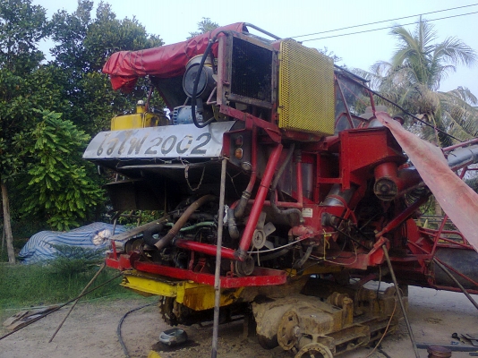 ขายรถเกี่ยวนวดข้าว รุ่น ไวไฟ2002