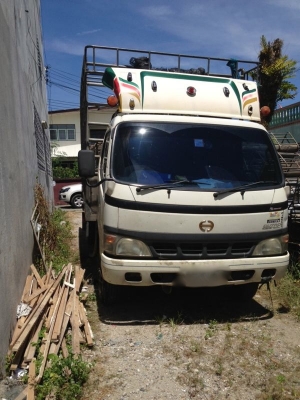 รถฮีโน่ 6 ล้อ ทูโถ้  รั่ว  135 แรงม้า  ปี 48  สนใจติดต่อ 081 - 6079515