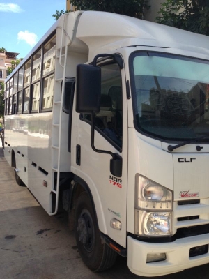 รถอิซูซุ 6 ล้อ NQR 175 แรงม้า ( รถโดยสาร )  รถวิ่ง 20000 กม. สนใจติดต่อ 081 - 6079515