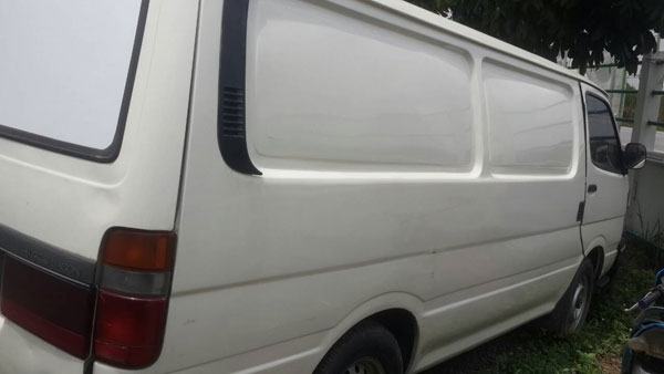 ขายรถตู้ TOYOTA HIACE ตู้ทึบ ปี 2003 ขายตามสภาพ  มีทะเบียนครบ  ต้องการขายราคาถูก