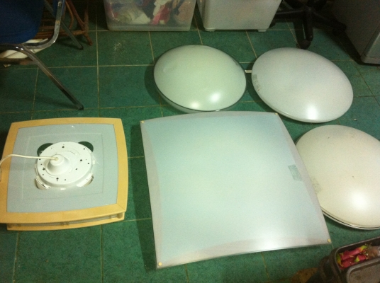 ชุดโคมไฟติดเพดาน 5 อัน ขายเหมา แต่ละอันมีดวงไฟ 3 ดวง  เปิดได้ สามจังหวะ