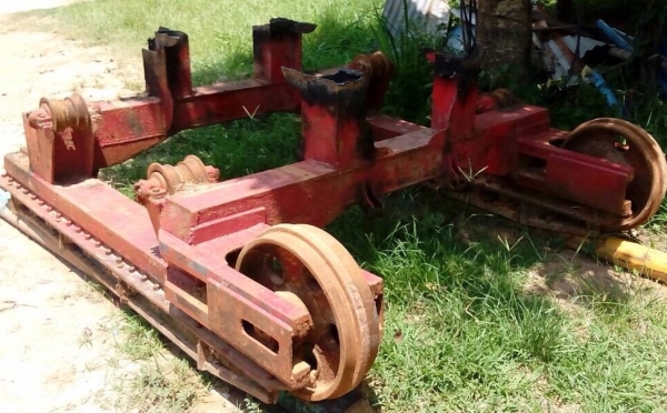 ขายด่วน ชุดเฟลมพร้อมล้อนำทั้งสองข้าง ตัดออกจากรถเกี่ยวข้าวไทยเจริญครับ มีโรลเลอร์ข้างละ 11 ลูกครบพร้อม สภาพดีครับ ราคาต่อรองได้ครับ