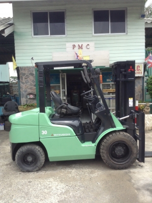 +++ ขายโฟล์คลิฟท์  MITSUBISHI  FD30  รุ่นใหม่  ขนาด  3  ตัน  เครื่องยนต์ดีเซล  เสา  3  เมตร  เกียร์ธรรมดา  งา 1,070  มม. ยางลม