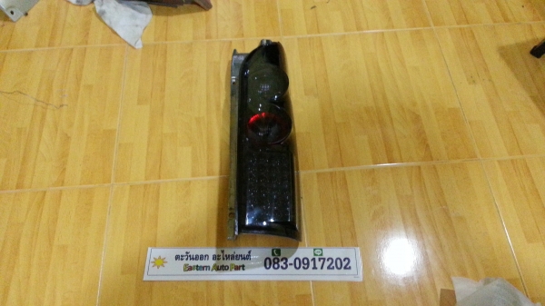 ไฟท้ายรถตู้คอมมิวเตอร์ข้างขวาเป็นของแต่งแบบLED