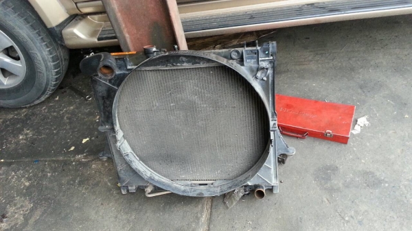 หม้อน้ำพร้อมอุ้มลม ดีแม็ค ตัวแรก เกียร์ออโต้ ของแท้ถอดจากรถ