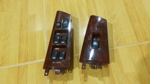 สวิทช์พร้อมฝาครอบลายไม้ เป็นสวิทช์แบบออโต้ทั้งสี่ปุ่ม