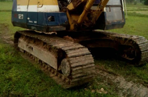 **435,000 บ.ต่อรอง/// แบคโฮ KOMATSU PC120 รุ่น 5 ไฟฟ้าครบ **ขาย KOMATSU PC120-5 แบคโฮยอดนิยม พร้อมใช้ ราคาเบา HYD.EXCAVATOR KOMATSU PC120-5 ไฟฟ้าครบ เครื่องเดิม ปั้มK3V เครื่องดี แรง แน่นดี ปั้มดี แรง ทำงานดี เร็วดี ครับ บูมอาร์มดี มีตำหนิปะรอบโคน(ตามรูป)