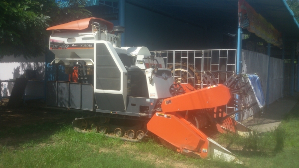 ขายรถเกี่ยวข้าวรุ่นdc60 60 plus ปี54 พร้อมเล่ม ราคาต่อรองได้