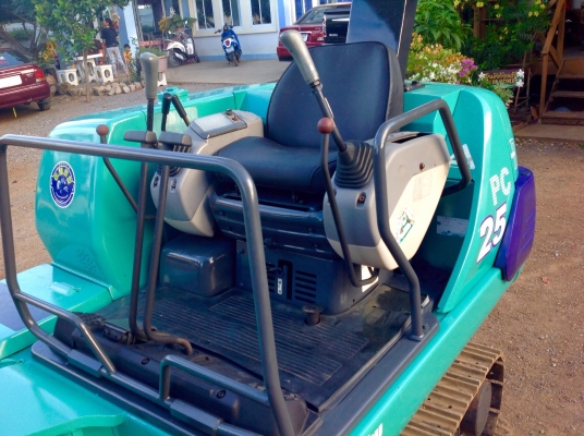 KOMATSU  25 รุ่น 7 (คอลโทนสั้นนำ้มัน)  มี VDOให้ชม  (แทรคเหล็กใหม่มือ 1)มีเอกสาร ติดต่อ 085-5632278 (ราคาต่อรองได้)