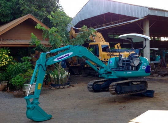 KOMATSU  25 รุ่น 7 (คอลโทนสั้นนำ้มัน)  มี VDOให้ชม  (แทรคเหล็กใหม่มือ 1)มีเอกสาร ติดต่อ 085-5632278 (ราคาต่อรองได้)
