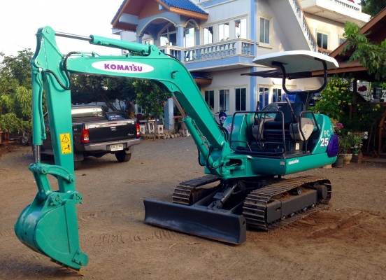 KOMATSU  25 รุ่น 7 (คอลโทนสั้นนำ้มัน)  มี VDOให้ชม  (แทรคเหล็กใหม่มือ 1)มีเอกสาร ติดต่อ 085-5632278 (ราคาต่อรองได้)
