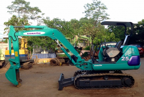 KOMATSU  25 รุ่น 7 (คอลโทนสั้นนำ้มัน)  มี VDOให้ชม  (แทรคเหล็กใหม่มือ 1)มีเอกสาร ติดต่อ 085-5632278 (ราคาต่อรองได้)
